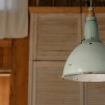 Een stijlvolle en moderne hanglamp die een chique sfeer toevoegt aan een interieur.
