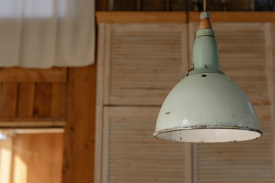 Een stijlvolle en moderne hanglamp die een chique sfeer toevoegt aan een interieur.