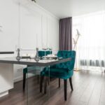 Een stijlvolle eetkamer met exclusieve eetkamerstoelen en een moderne uitstraling.