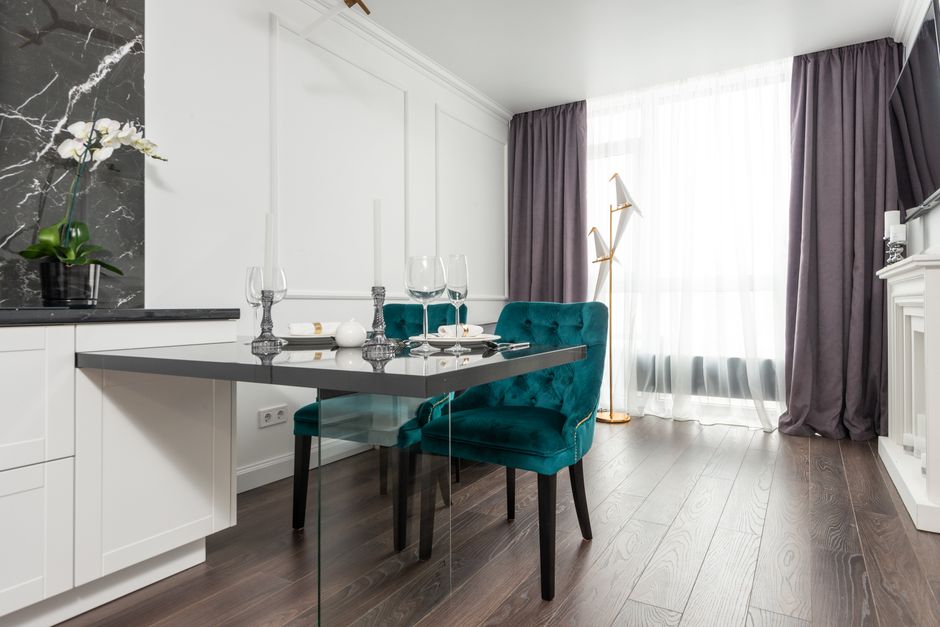 Een stijlvolle eetkamer met exclusieve eetkamerstoelen en een moderne uitstraling.